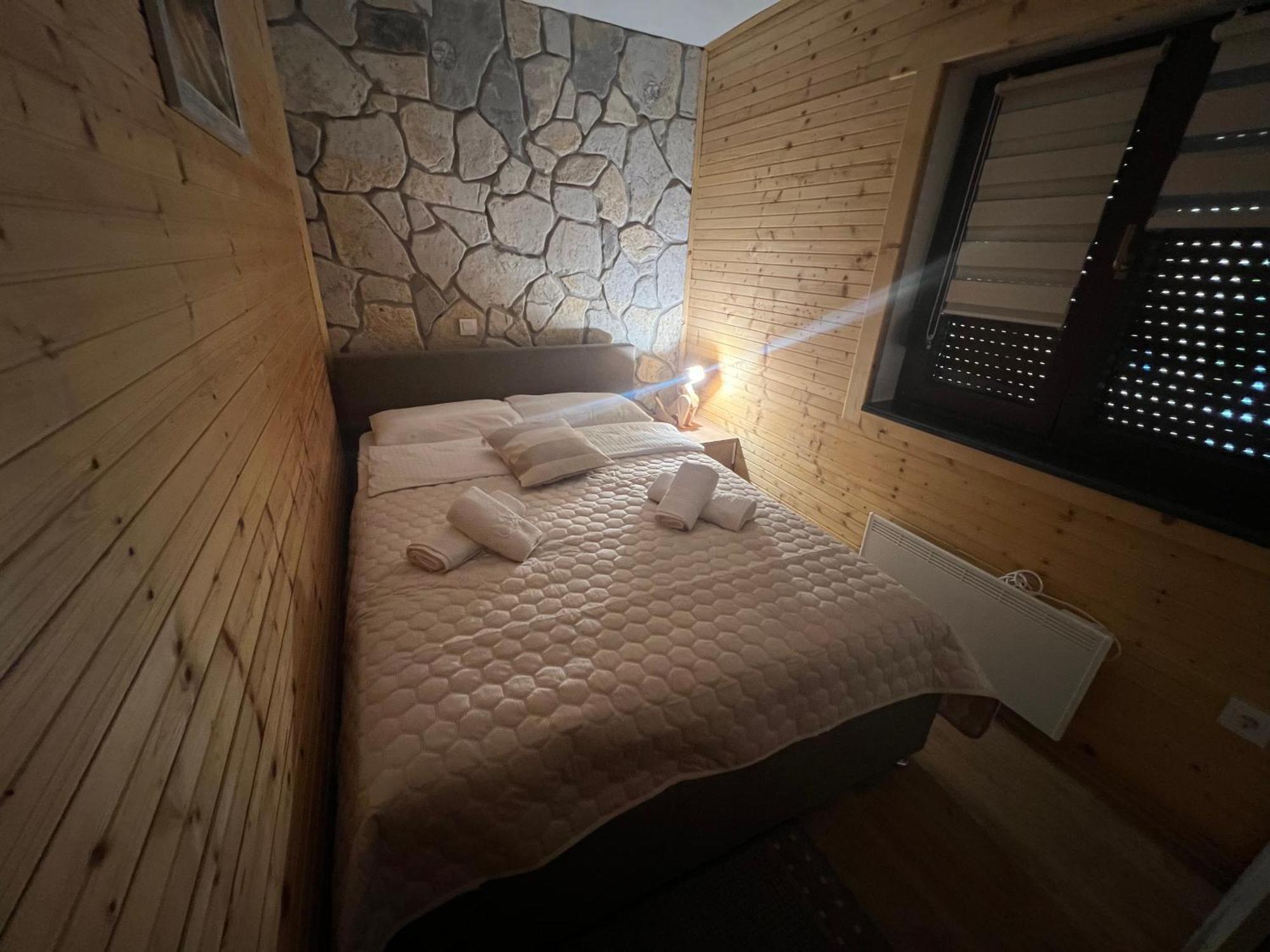 Zen Den Apartments Otocac Bagian luar foto
