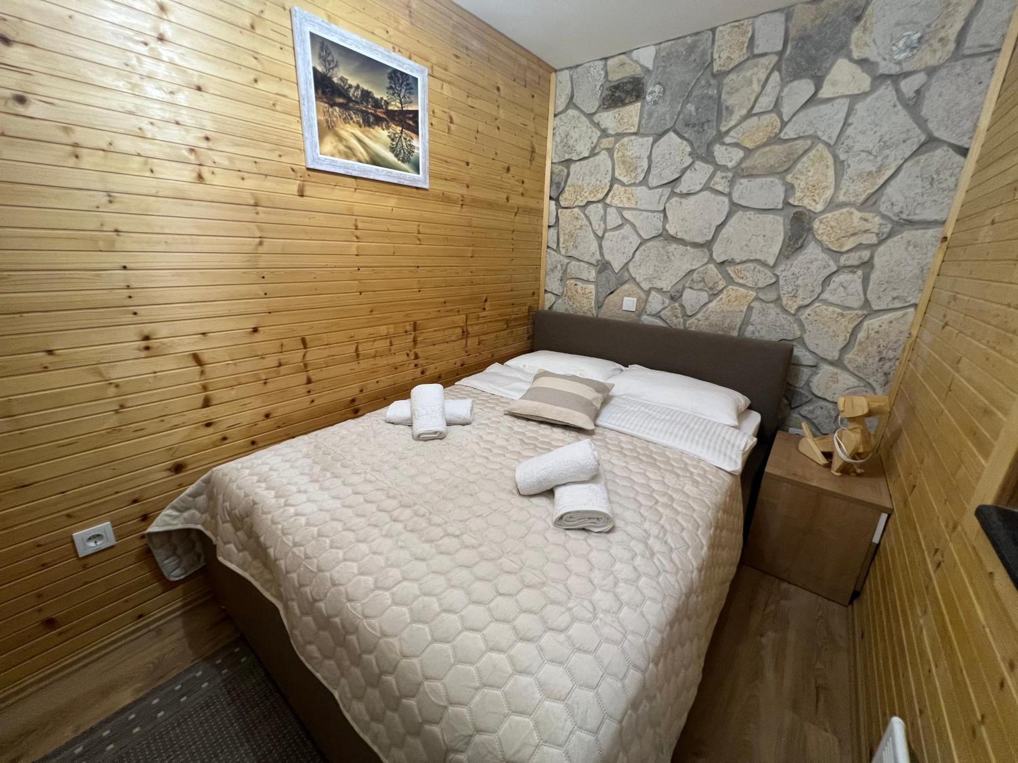 Zen Den Apartments Otocac Bagian luar foto